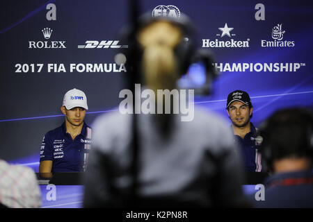 Monza, Italie. Août 31, 2017. ESTEBAN OCON de France et Sahara Force India F1 Team et SERGIO PEREZ du Mexique et Sahara Force India F1 Team sont vus au cours de la conférence de presse de la Formule 1 2017 Grand Prix d'Italie à Monza, Italie. Credit : James/Gasperotti ZUMA Wire/Alamy Live News Banque D'Images