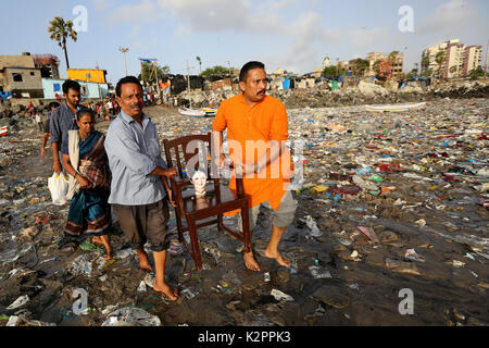 Mumbai, Inde. Août 31, 2017. Les dévots portent, idole de la déesse gauri dans la mer d'Arabie au 7ème jour de la Ganesh Utsava festival le 31 août, 2017 à Mumbai, Inde. Credit : Chirag Wakaskar/Alamy Live News Banque D'Images