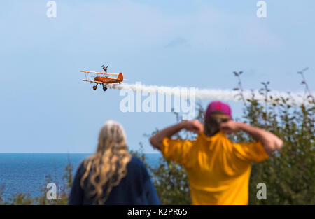 Bournemouth, Royaume-Uni. Août 31, 2017. Le premier jour du dixième anniversaire de l'air Festival de Bournemouth. Regardant le Breitling Wingwalkers wing walkers. Credit : Carolyn Jenkins/Alamy Live News Banque D'Images