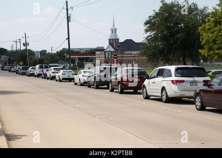 Houston, USA. 06Th Sep 2017. Houston, Texas, USA. Août 31, 2017. Les gens attendent d'obtenir leurs véhicules pourvus à une station service à Dallas, Texas, aux États-Unis le 31 août, 2017. La tempête tropicale Harvey ravagé Houston et d'autres parties du Texas. Que les raffineries ont été forcés de fermer l'exploitation dans des conditions météorologiques, les gens confrontés pénurie de carburant dans certaines parties du Texas. Source : Xinhua/Alamy Live News Banque D'Images