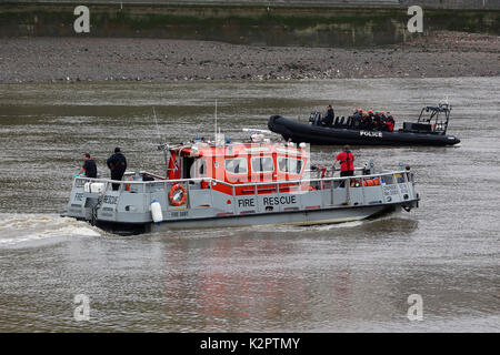 Londres, Royaume-Uni. 23 Oct, 2017. London Fire Brigade secours incendie Incendie bateau Dart, l'Unité marine de la Police métropolitaine Rigid Inflatable Boat (RIB), les services d'urgence, de l'exercice atteignent Lambeth Tamise, Londres UK, 23 octobre 2017, photo de Richard Goldschmidt : Riche de crédit Gold/Alamy Live News Banque D'Images