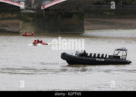 Londres, Royaume-Uni. 23 Oct, 2017. L'Unité marine de la Police métropolitaine Rigid Inflatable Boat (RIB), London Fire Brigade, gonflable, l'exercice des services d'urgence à Lambeth Tamise, Londres UK, 23 octobre 2017, photo de Richard Goldschmidt : Riche de crédit Gold/Alamy Live News Banque D'Images