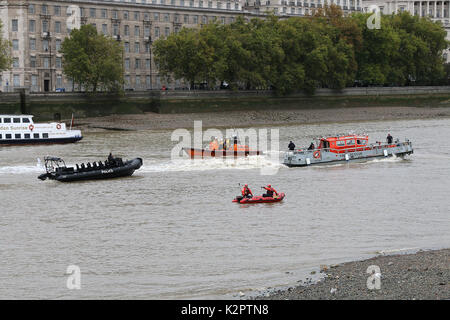 Londres, Royaume-Uni. 23 Oct, 2017. London Fire Brigade gonflable, London Fire Brigade incendie Incendie du bateau de sauvetage de la RNLI Dart, Royal National Lifeboat Institution E classe lifeboat Hurley Burley E-07, l'Unité marine de la Police métropolitaine Rigid Inflatable Boat (RIB), les services d'urgence, de l'exercice atteignent Lambeth Tamise, Londres UK, 23 octobre 2017, photo de Richard Goldschmidt : Riche de crédit Gold/Alamy Live News Banque D'Images