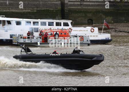 Londres, Royaume-Uni. 23 Oct, 2017. London Fire Brigade secours incendie Incendie bateau Dart, l'Unité marine de la Police métropolitaine Rigid Inflatable Boat (RIB), les services d'urgence, de l'exercice atteignent Lambeth Tamise, Londres UK, 23 octobre 2017, photo de Richard Goldschmidt : Riche de crédit Gold/Alamy Live News Banque D'Images