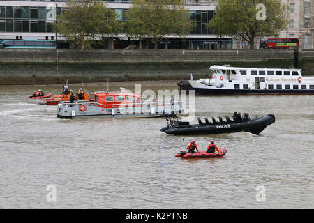 Londres, Royaume-Uni. 23 Oct, 2017. London Fire Brigade gonflable, London Fire Brigade incendie Incendie du bateau de sauvetage de la RNLI Dart, Royal National Lifeboat Institution E classe lifeboat Hurley Burley E-07, l'Unité marine de la Police métropolitaine Rigid Inflatable Boat (RIB), les services d'urgence, de l'exercice atteignent Lambeth Tamise, Londres UK, 23 octobre 2017, photo de Richard Goldschmidt : Riche de crédit Gold/Alamy Live News Banque D'Images