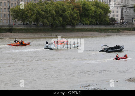 Londres, Royaume-Uni. 23 Oct, 2017. London Fire Brigade gonflable, London Fire Brigade incendie Incendie du bateau de sauvetage de la RNLI Dart, Royal National Lifeboat Institution E classe lifeboat Hurley Burley E-07, l'Unité marine de la Police métropolitaine Rigid Inflatable Boat (RIB), les services d'urgence, de l'exercice atteignent Lambeth Tamise, Londres UK, 23 octobre 2017, photo de Richard Goldschmidt : Riche de crédit Gold/Alamy Live News Banque D'Images