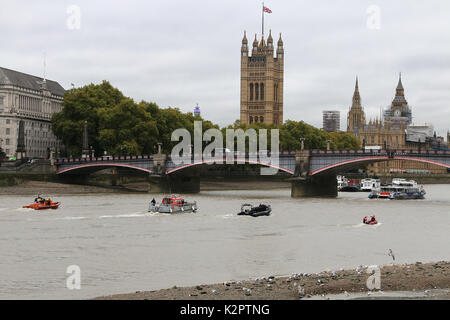 Londres, Royaume-Uni. 23 Oct, 2017. Palais de Westminster, le Parlement, Big Ben, Elizabeth Tower, Lambeth Bridge, London Fire Brigade gonflable, London Fire Brigade incendie Incendie du bateau de sauvetage de la RNLI Dart, Royal National Lifeboat Institution E classe lifeboat Hurley Burley E-07, l'Unité marine de la Police métropolitaine Rigid Inflatable Boat (RIB), les services d'urgence, de l'exercice atteignent Lambeth Tamise, Londres UK, 23 octobre 2017, photo de Richard Goldschmidt : Riche de crédit Gold/Alamy Live News Banque D'Images