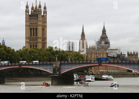 Londres, Royaume-Uni. 23 Oct, 2017. Palais de Westminster, le Parlement, Big Ben, Elizabeth Tower, Lambeth Bridge, London fire brigade incendie Incendie du bateau de sauvetage de la RNLI Dart, Royal National Lifeboat Institution E classe lifeboat Hurley Burley E-07, l'Unité marine de la Police métropolitaine Rigid Inflatable Boat (RIB), les services d'urgence, de l'exercice atteignent Lambeth Tamise, Londres UK, 23 octobre 2017, photo de Richard Goldschmidt : Riche de crédit Gold/Alamy Live News Banque D'Images