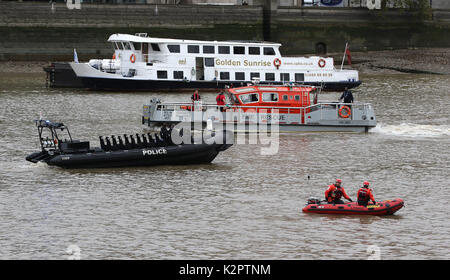 Londres, Royaume-Uni. 23 Oct, 2017. London Fire Brigade gonflable, London Fire Brigade secours incendie Incendie bateau Dart, l'Unité marine de la Police métropolitaine Rigid Inflatable Boat (RIB), les services d'urgence, de l'exercice atteignent Lambeth Tamise, Londres UK, 23 octobre 2017, photo de Richard Goldschmidt : Riche de crédit Gold/Alamy Live News Banque D'Images