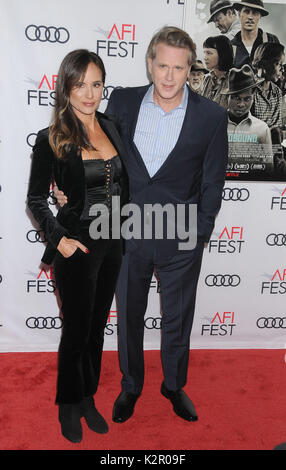 Los Angeles, Californie, USA. Nov 9, 2017 Le 9 novembre 2017. - Los Angeles, California USA - acteur cary elwes, l'actrice Lisa Marie kubikoff à l'afi fest 2017 opening night gala ''udbound'' premiere présenté par audi tenue à l'Théâtre chinois de Grauman, hollywood, los angeles ca. crédit : Paul Fenton/zuma/Alamy fil live news Banque D'Images