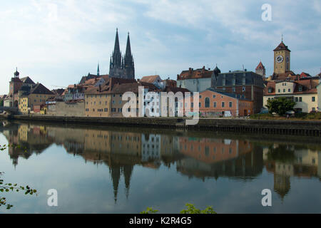 Tôt le matin sur le Danube dans la ville médiévale de Ratisbonne, Bavière, Allemagne Banque D'Images