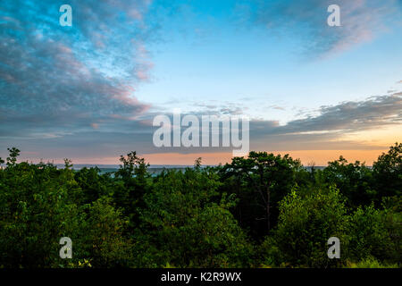 Vue imprenable du lever mountain dans le New Jersey. Les nuages qui se forment en forme de coeur sur les arbres Banque D'Images