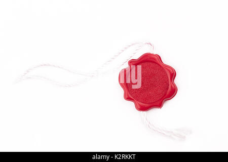 Vue de dessus de la cire rouge vide joint en plastique avec fibres tag swing thread et copyspace isolé sur fond blanc Banque D'Images