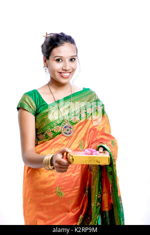 Happy young beautiful Indian woman in traditional saree avec don Banque D'Images