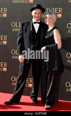 La photo doit être crédité ©Presse Alpha 079965 09/04/2017 Mark Rylance et épouse Claire van Kampen l Olivier Awards 2017 au Royal Albert Hall de Londres Banque D'Images