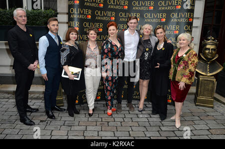 La photo doit être crédité ©Presse Alpha 078237 10/03/2017 Cast et l'équipage des filles, Tim Firth, Gary Barlow, Debbie Chazen, Claire Machin, Sophie-Louise Dann, Ben Hunter, Claire Moore, Joanna Équitation et Michele Dotrice à l'Olivier Awards 2017 nominés déjeuner tenu à Rosewood dans Londres. Banque D'Images