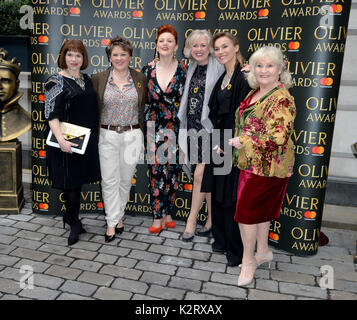 La photo doit être crédité ©Presse Alpha 078237 10/03/2017 Cast des filles, Debbie Chazen, Claire Machin, Sophie-Louise Dann, Claire Moore, Joanna Équitation et Michele Dotrice à l'Olivier Awards 2017 nominés déjeuner tenu à Rosewood dans Londres. Banque D'Images