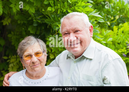 Happy senior couple in love posing in the park outdoor Banque D'Images