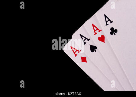 Quatre As de cartes à jouer sur un fond noir. Banque D'Images