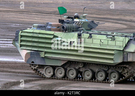 L'assaut du véhicule amphibie AAV 7 de la masse d'autodéfense du Japon Banque D'Images