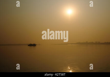 Coucher de soleil sur le domaine des plus grands du delta du fleuve Gange de monde dans l'ouest du Bengale Banque D'Images