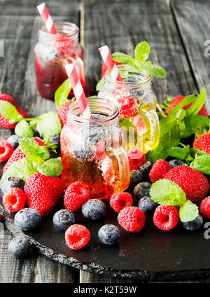 Dans un verre de jus de fruits rouges, la glace et la menthe, selective focus Banque D'Images