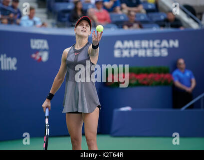 New York, États-Unis. Août 30, 2017. Eugénie Bouchard du Canada sert lors de match contre Evgeniya Rodina à US Open Championships à Billie Jean King National Tennis Center Crédit : Lev Radin/Pacific Press/Alamy Live News Banque D'Images