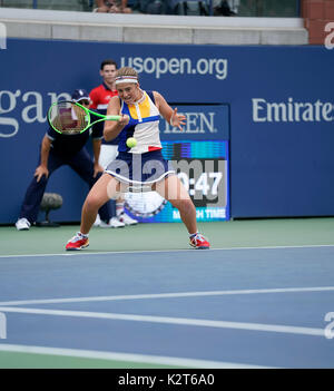 New York, États-Unis. Août 29, 2017. Jelena Ostapenko de Lettonie renvoie ball au cours de match contre Lara Arruabarrena os Espagne à US Open Championships à Billie Jean King National Tennis Center Crédit : Lev Radin/Pacific Press/Alamy Live News Banque D'Images