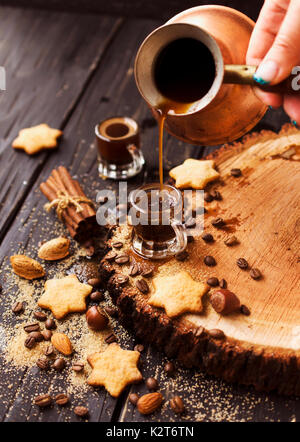 Le café turc dans une petite tasse, cookies, noix et cannelle turcs pour la préparation, selective focus Banque D'Images