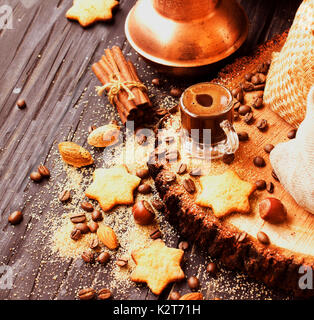 Le café turc dans une petite tasse, cookies, noix et cannelle turcs pour la préparation, selective focus Banque D'Images