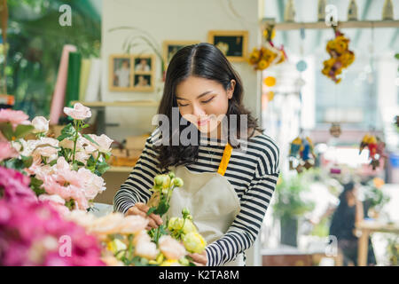 Portrait de jeune femme d'affaires travailler au magasin de fleurs fleuriste Banque D'Images
