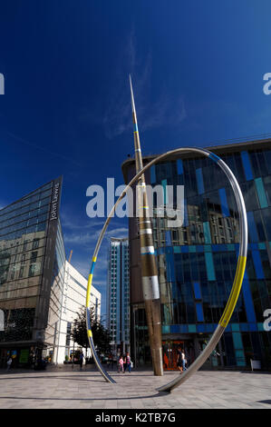 'Alliance' sculpture par Jean-Bernard Metais en dehors de la Bibliothèque Centrale sur Hayes Place, Cardiff, Pays de Galles. Banque D'Images