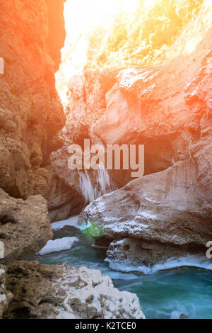 Stone canyon d'une rivière de montagne avec de l'eau bleu en hiver en plein soleil. Photo couleur Banque D'Images