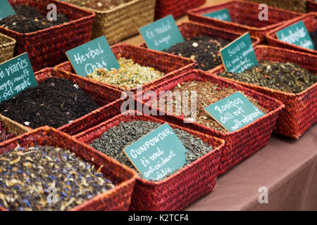 Comptoir du marché avec différentes herbes et plateau Banque D'Images