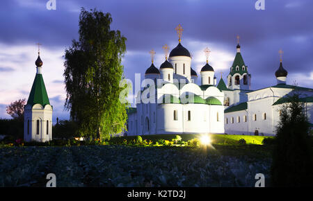 Photo de nuit de transfiguration orthodoxe russe monastère à Mourom, Russie Banque D'Images