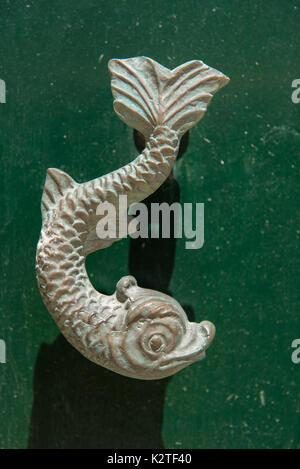 Vue rapprochée du heurtoir en forme de poisson sur une porte en bois vert. La Valette, Malte Banque D'Images