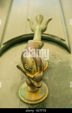 Vue rapprochée du heurtoir en forme de poisson sur une porte en bois vert. Mdina, Malte Banque D'Images