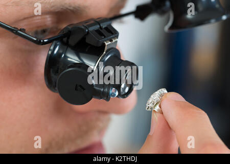 Close-up de bijoutier à la loupe grossissant par anneau Banque D'Images