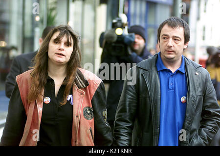 Le PROCÈS DE ROY WHITING À LEWES CROWN COURT OÙ IL EST ACCUSÉ DU MEURTRE DE LYCÉENNE SARAH PAYNE - les parents de Sarah Sara et Michael Payne arrivent à la cour ce matin. Sarah Evelyn Isobel Payne (13 octobre 1991 - 1 juillet 2000) les 8 ans de la fille de l'école, a été victime d'un enlèvement et meurtre en Angleterre en juillet 2000. L'enquête ultérieure devient un cas au Royaume-Uni. Son meurtrier, Roy Whiting, a été reconnu coupable en décembre 2001 et condamné à la prison à vie Banque D'Images