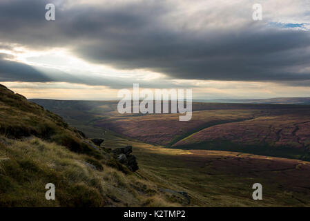 Belle soirée d'été sur le bord nord de Kinder scout dans le Peak District, Derbyshire, Angleterre. Banque D'Images