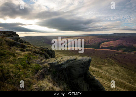 Belle soirée d'été sur le bord nord de Kinder scout dans le Peak District, Derbyshire, Angleterre. Banque D'Images