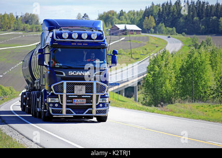 HALIKKO, FINLANDE - le 4 juin 2017 : bleu foncé Scania R580 camion-citerne avec bull bar de Tomppa Tuomisto Ky se déplace vers le haut le long de la route en zone rurale landsca Banque D'Images