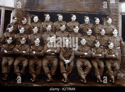 Une photographie de non sous-titrées groupe de soldats que l'on croit être en uniforme de l'Artillerie royale après avoir suivi une formation Banque D'Images