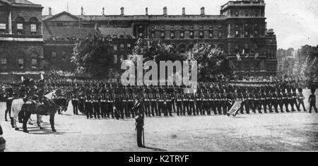 1913 - Le Roi George V en matière d'anniversaire - Parade de la couleur sur l'-guard's Parade (par le 2e bataillon Scots Guards), Londres (magazine photographie) Banque D'Images