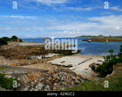 Vue depuis St Agnes à Gugh et St Mary's, Îles Scilly. Banque D'Images