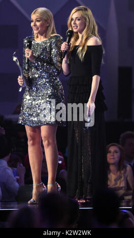 La photo doit être crédité ©Presse Alpha 079965 22/02/2017 Holly Willoughby et Fearne Cotton des Brit Awards 2017 à l'O2 Arena de Londres Banque D'Images