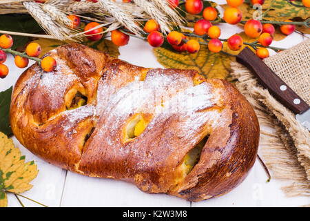 Rouleau avec pommes et raisins secs sur de la récolte. Studio Photo Banque D'Images