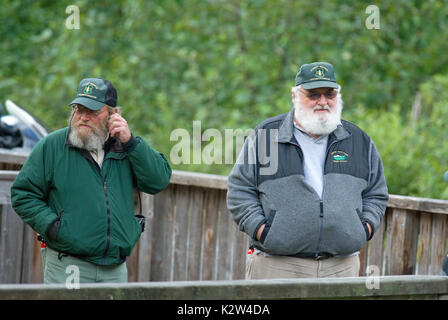 Volunteer rangers à Fish Creek, site d'observation de la faune, la Forêt Nationale Tongass Hyder, Alaska, USA Banque D'Images