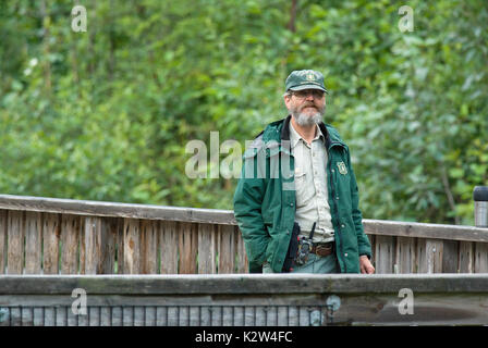 Rangers de bénévolat à Fish Creek, site d'observation de la faune, la Forêt Nationale Tongass Hyder, Alaska, USA Banque D'Images