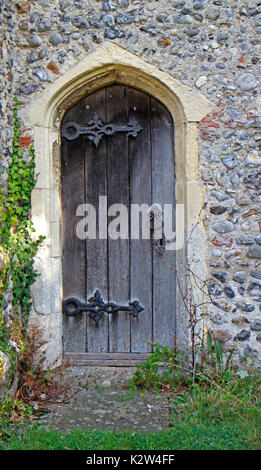 La porte du prêtre dans l'église paroissiale de St Nicholas à swafield, Norfolk, Angleterre, Royaume-Uni. Banque D'Images